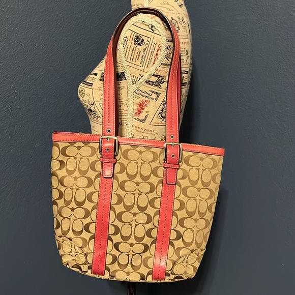 EUC Coach Signature Jacquard Hamptons Shoulder Bag - Picture 2 of 6